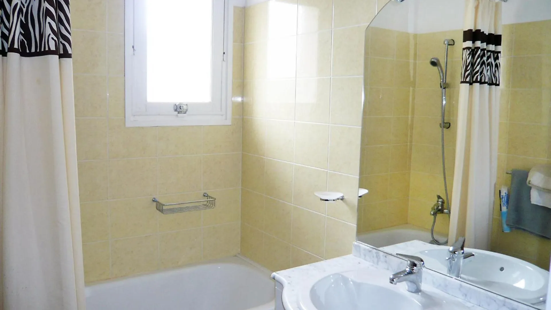 Apartment Les Trois A By Interhome Saint-Cyr-sur-Mer
